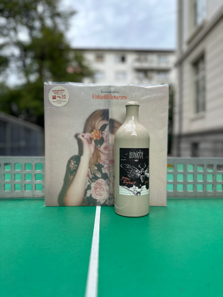 Beabadoobee - fake it Flowers × Heinrich - graue Freyheit